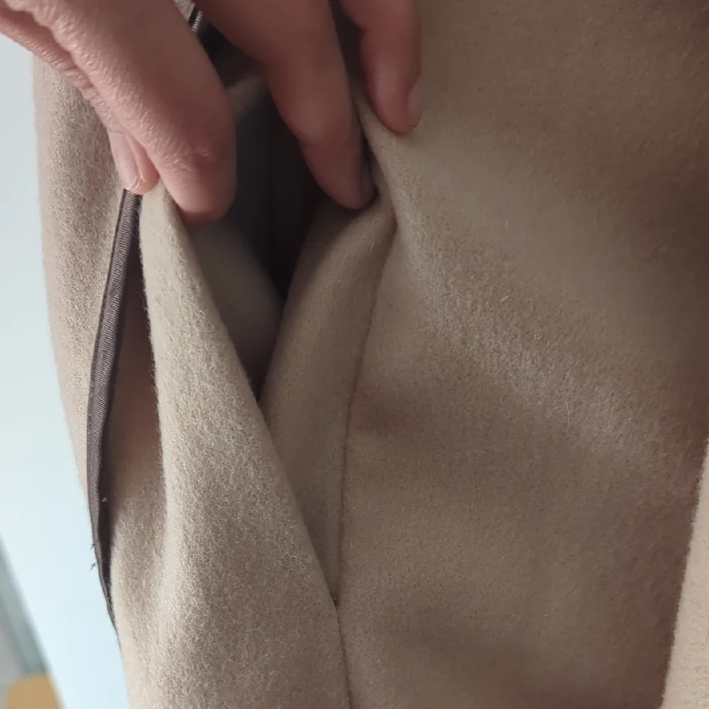 Source Unknown Beige Cape with Dark Edging - Picture 6 of 16